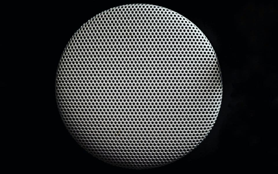 Un altavoz de techo arquitectónico empotrado para megafonía