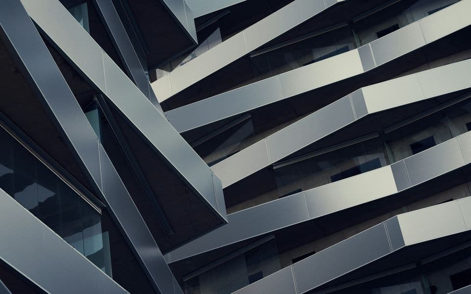 Fachada arquitectónica de un edificio corporativo moderno con revestimiento geométrico