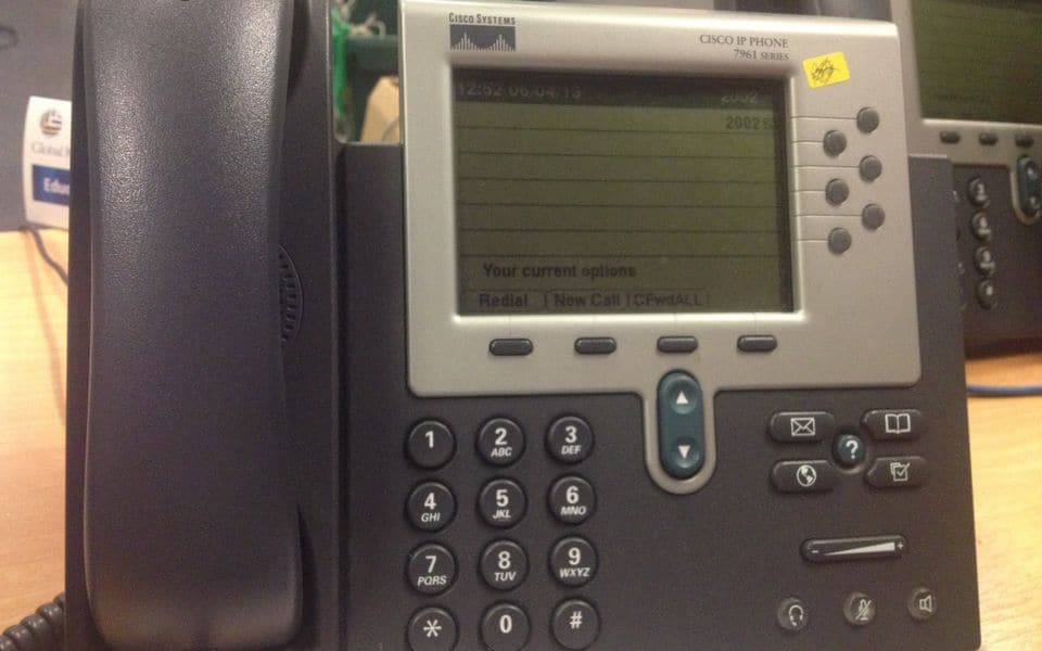 Un teléfono IP de sobremesa con pantalla